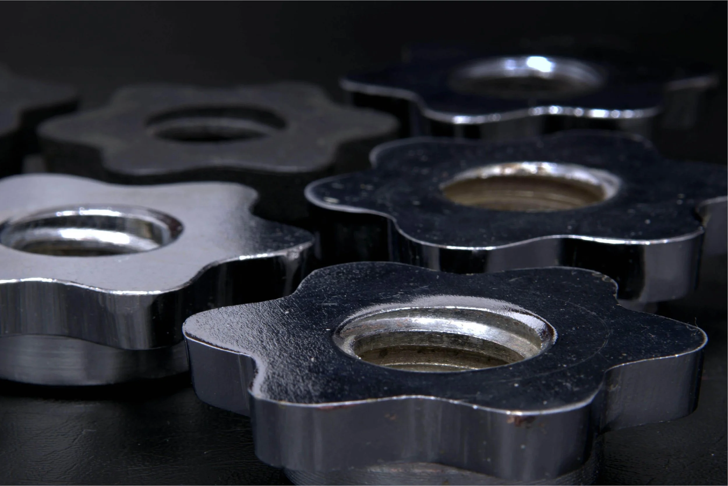 Nahaufnahme präziser Metallmuttern und -schrauben, die die Fertigungsprozesse von Saphirion symbolisieren